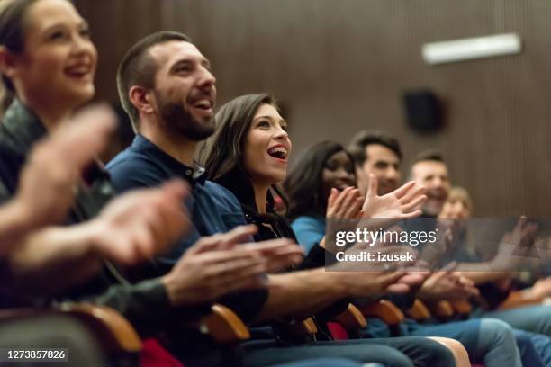 gelukkig publiek dat in het theater applaudisseert - stand up comedy stockfoto's en -beelden