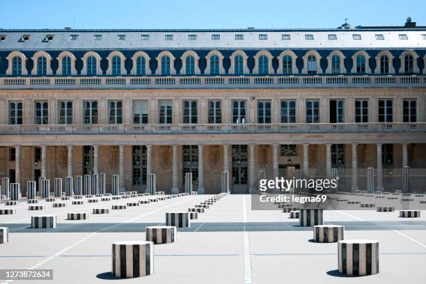 burensäulen im palais royal, ohne menschen, während der covid19-sperrung in paris - jardin du palais royal stock-fotos und bilder