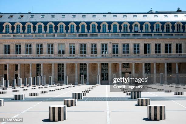 columnas buren en el palacio real, sin gente, durante el encierro de covid19 en parís - palais royal fotografías e imágenes de stock