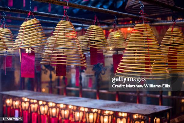 incense coils at man mo temple, sheung wan, hong kong island, hong kong, china - templo de man mo - fotografias e filmes do acervo