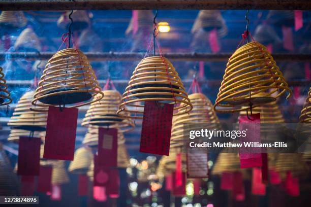 incense coils at man mo temple, sheung wan, hong kong island, hong kong, china - templo de man mo - fotografias e filmes do acervo