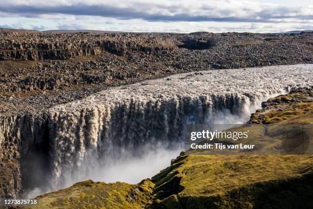 dettifoss waterfall - aan de kant van bildbanksfoton och bilder