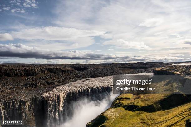 dettifoss waterfall - aan de kant van bildbanksfoton och bilder