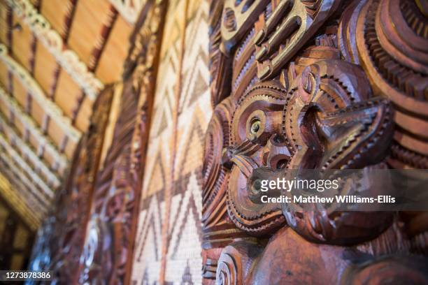 wooden carving at a maori meeting house, waitangi treaty grounds, bay of islands, northland region, north island, new zealand - waitangi imagens e fotografias de stock