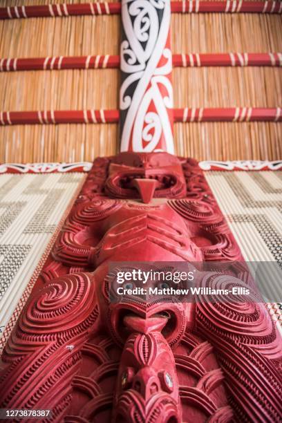maori meeting house, waitangi treaty grounds, bay of islands, northland region, north island, new zealand - maori carving fotografías e imágenes de stock