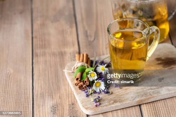 kräutertee - chamomile tea stock-fotos und bilder