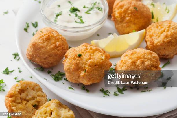 cuccioli di silenzio con un tuffo cremoso - hush puppy foto e immagini stock