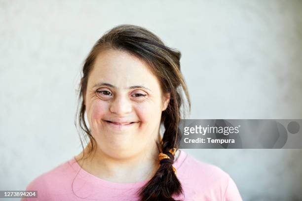 Behinderte Person Kopf schoss Porträt, das in die Kamera schaut und lächelt.