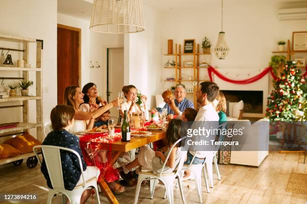 eine familie, die gemeinsam beim weihnachtsessen in buenos aires totist - familie essen weihnachten stock-fotos und bilder