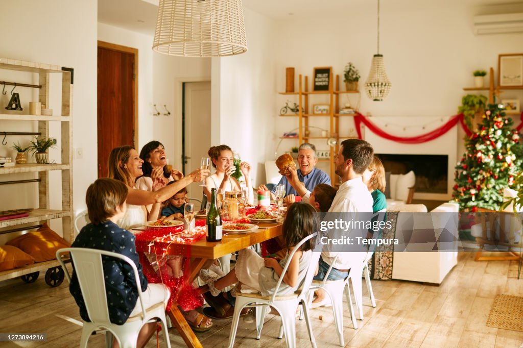 Una famiglia che brinda insieme alla cena di Natale a Buenos Aires