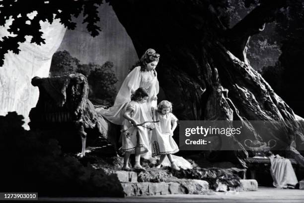 Photo prise le 23 mai 1964, à l'opéra de Paris, des cantatrices Maria Callas lors d'une représentation de l'opéra de Vincenzo Bellini "Norma". A...