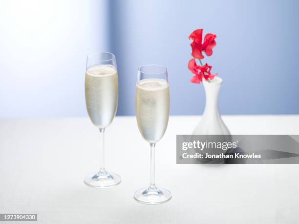 two champagne flutes - champagnekleurig stockfoto's en -beelden