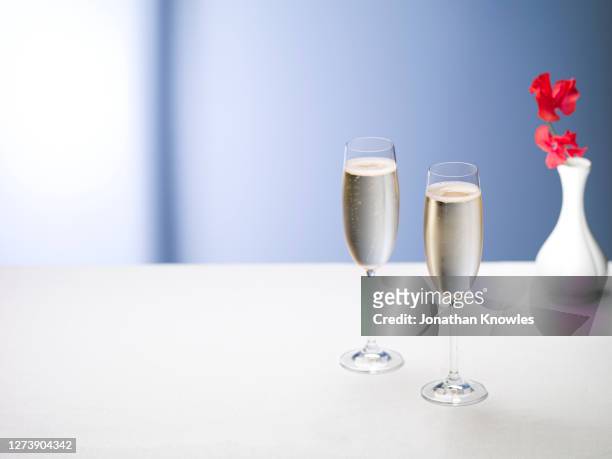 two champagne glasses - champagnekleurig stockfoto's en -beelden