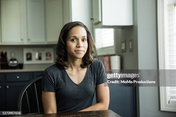 portrait of woman at kitchen table - african at dining table stockfoto's en -beelden