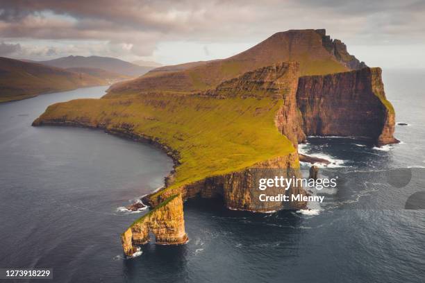 färöer inseln drangarnir felsen sonnenuntergang vagar island - faroe islands stock-fotos und bilder