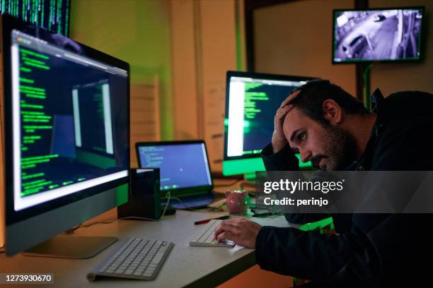 usted se atascará en algunos códigos, pero eso es parte de la piratería también - ransomware fotografías e imágenes de stock