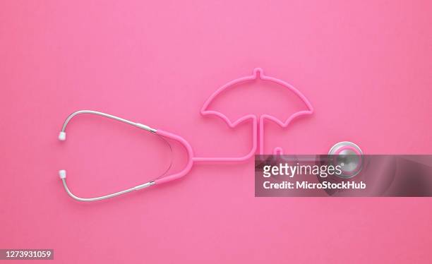 rosa stethoskop bilden eine rosa regenschirm form auf rosa hintergrund - knallrosa stock-fotos und bilder