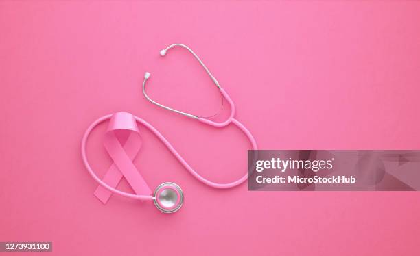 estetoscopio rosa y cinta de concienciación sobre el cáncer de mama rosa sobre el fondo rosa - concienciación sobre el cáncer de mama fotografías e imágenes de stock