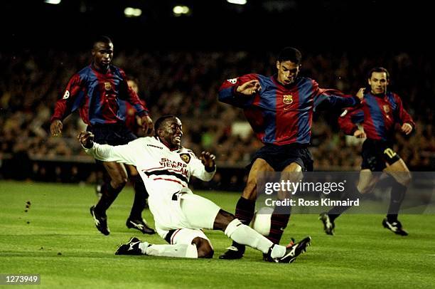 Dwight Yorke of Manchester United tackles Michael Reiziger of Barcelona during the UEFA Champions League match against Barcelona at the Nou Camp in...