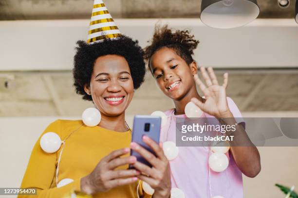 madre e figlia festeggiano compleanno con famiglia online - 40 birthday foto e immagini stock