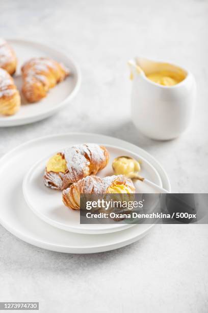 italian traditional dessert aragosta with vanilla cream - aragosta - fotografias e filmes do acervo