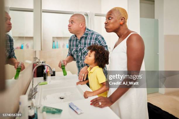 es ist zeit für frischen atem - mundspülung stock-fotos und bilder