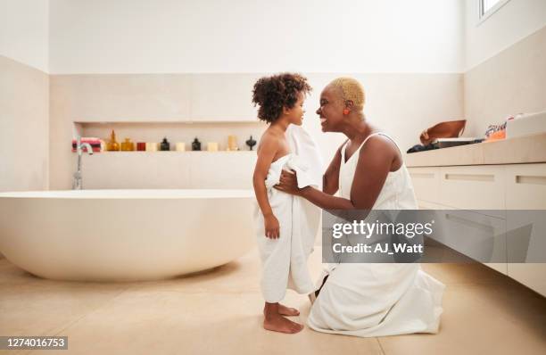 secando a su hijo después del baño - envuelto en una toalla fotografías e imágenes de stock