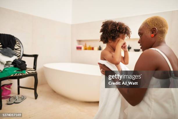 cuidar las lágrimas de su hijo - envuelto en una toalla fotografías e imágenes de stock