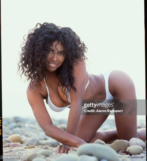 Actress Kenya Moore poses for a photo in December 1996 in Los Angeles, California.