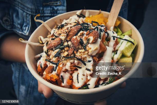färsk vegetarisk sallad - ta ut mat - vegan bildbanksfoton och bilder