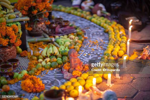 altar offering on the day of the dead in mexico - religiöse opfergabe stock-fotos und bilder