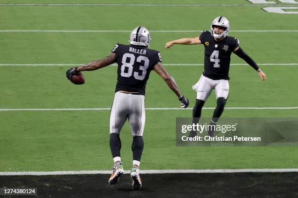 Darren Waller of the Las Vegas Raiders celebrates a touchdown with Derek Carr during the third quarter against the New Orleans Saints at Allegiant...