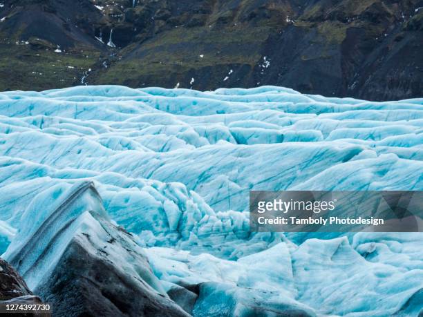 fjallsrln iceberg glacier near the glacier lagoon - view into land fotografías e imágenes de stock