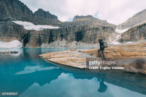 photographer in glacier national park, montana - parque nacional glacier fotografías e imágenes de stock