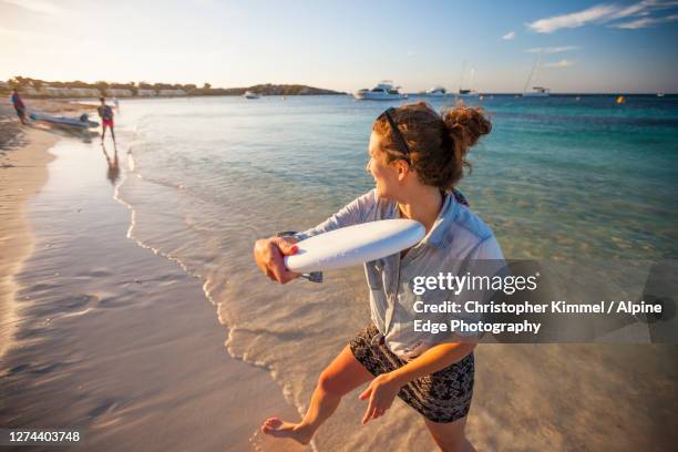 woman throwing plastic disc on beach,rottnestisland, perth, western australia, australia - frisbee fotografías e imágenes de stock