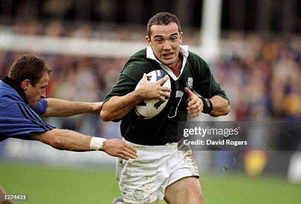 Conor O'shea of London Irish is challenged by Mike Catt of Bath during the Allied Dunbar Premiership 1 match at The Rec in Bath, England. Bath won...