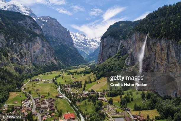 valley between mountains, lauterbrunnen, bern, switzerland - lauterbrunnen photos et images de collection