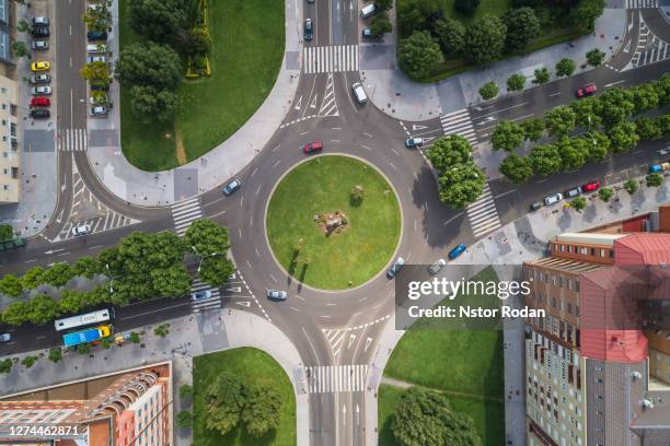 traffic on roundabout, leon,castillay leon, spain - kreisverkehr stock-fotos und bilder