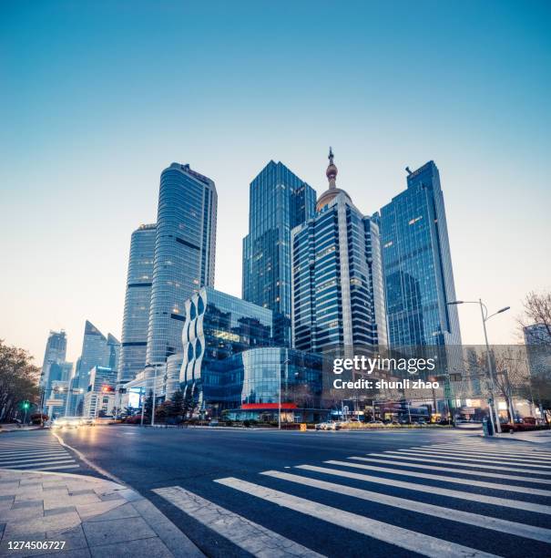 city financial district street - traffic light empty road stock pictures, royalty-free photos & images