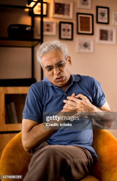 oude mens die aan hartkwaal lijdt - heart attack stockfoto's en -beelden