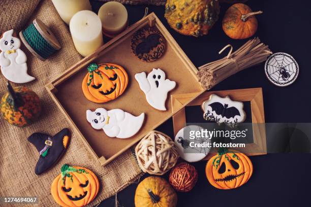 togliere le tue decorazioni di halloween dalla scatola - halloween foto e immagini stock