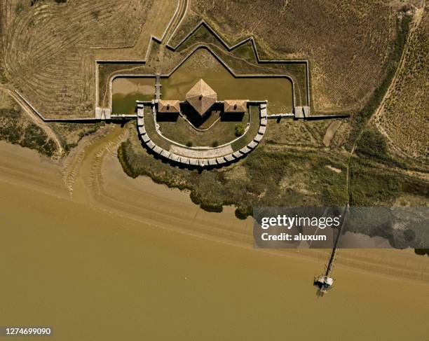 saint-nazaire-sur-charente, francia septiembre 2020 fort lupin un fuerte del siglo xvii se encuentra en el borde del río charente - charente fotografías e imágenes de stock