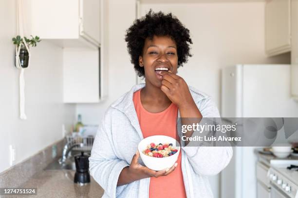 woman having healthy breakfast - oatmeal - fotografias e filmes do acervo