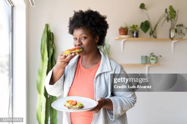 woman eating healthy breakfast at home - laag koolhydraten dieet stockfoto's en -beelden