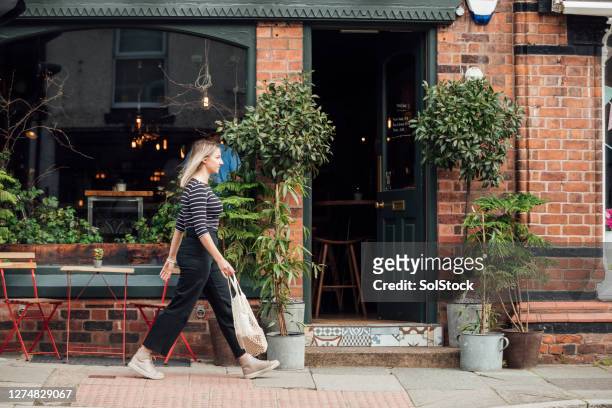 going to meeting with customer - cafe front stock pictures, royalty-free photos & images