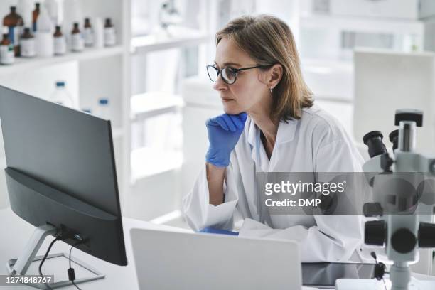 conducting research that will make a difference - pathologist stock pictures, royalty-free photos & images