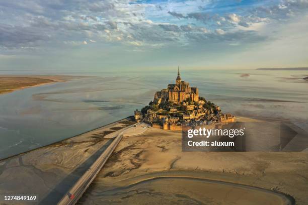 mont saint michel normandia francia - mont saint michel foto e immagini stock