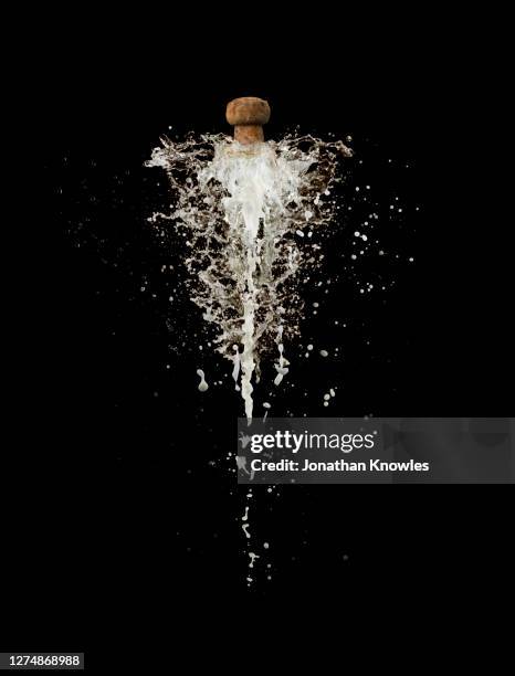 champagne cork explosion - champanhe imagens e fotografias de stock
