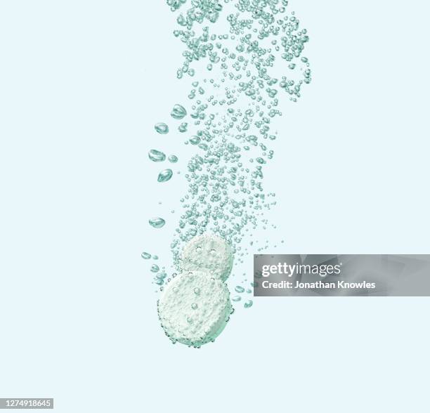 fizzing snowman antacid tablet - dissolvere foto e immagini stock