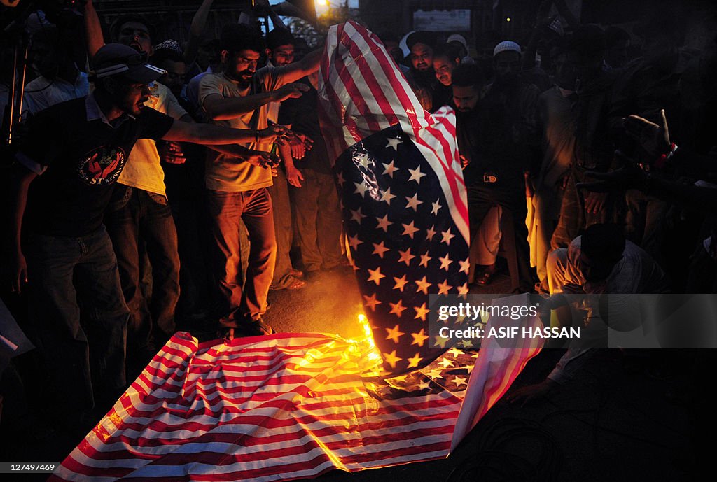 Activists of Pakistan's Sunni Tehreek (S